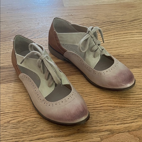 Restricted Shoes - Restricted Women's Cream and Brown Lace-Up Cut Out Flats Sz 8